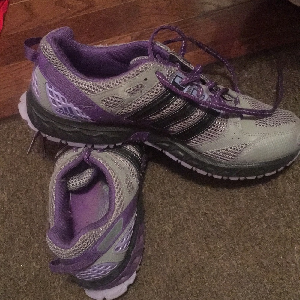Adidas tennis shoes - Picture 3 of 5